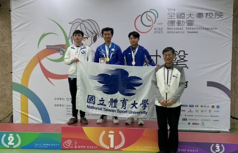 就讀國立體大大一的射擊好手陳建安（左2）歷經近1年低潮，19日在114年全國大專校院運動會男子10公尺空氣步槍成功摘金。（李日昇提供）