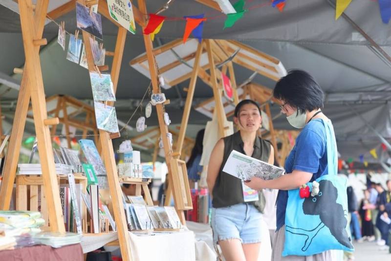 迎接4月23日世界閱讀日，文化部19日起連續2個週末推出「腦內飛–創新書市」，共20間特色書店與出版社參與。（文化部提供）