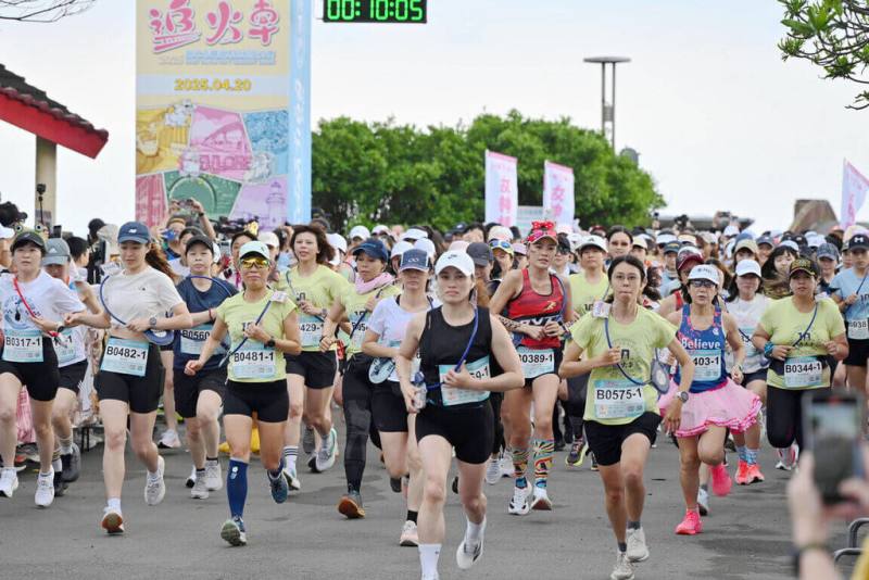 2025新北市鐵道馬拉松接力賽邁入第10週年，共有1100組選手熱情開跑追火車。（新北市政府提供）