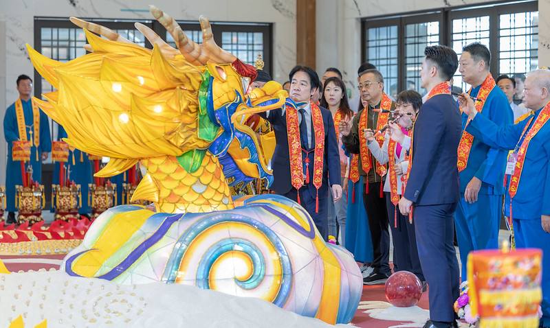 總統以毛筆為米龍開光點睛，為醮典拉開序幕