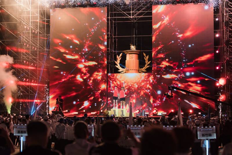 總統與現場貴賓共同見證會旗進場及升起；運動員、裁判及教練代表宣誓，以及聖火進場與點燃聖火儀式