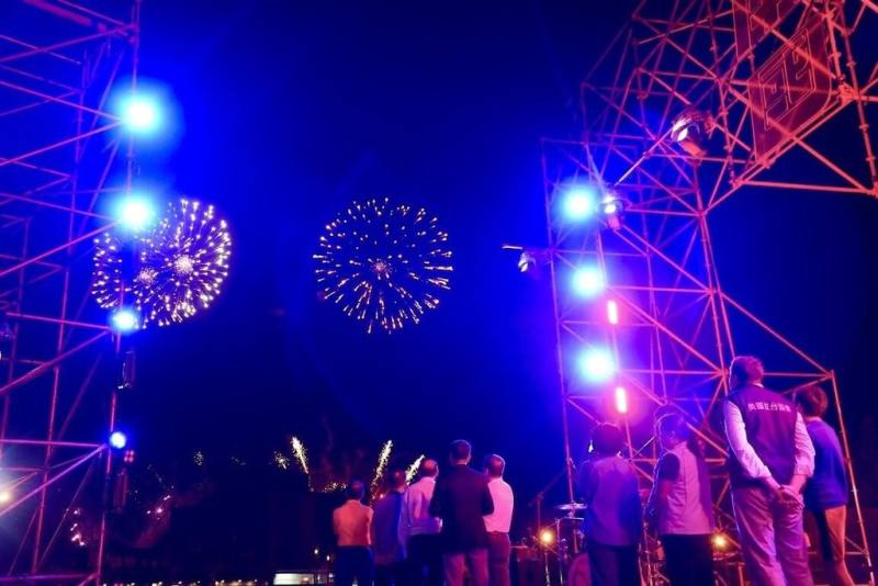 屏東南國生活節連續第2週在恆春古城北門草地盛大舉辦，以長達180秒璀璨煙火秀點亮恆春半島夜空。（屏東縣政府交通旅遊處提供）