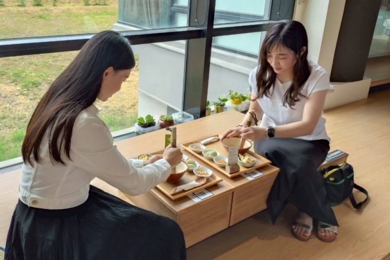 桃園市政府觀光旅遊局表示，桃園與神戶為觀光合作城市，神戶市觀光局近期抵台，討論雙方今年合作事項，也實地走訪桃園觀光亮點，包括到台灣客家茶文化館六國茶室感受台式茶飲文化。（桃園市政府觀光旅遊局提供）