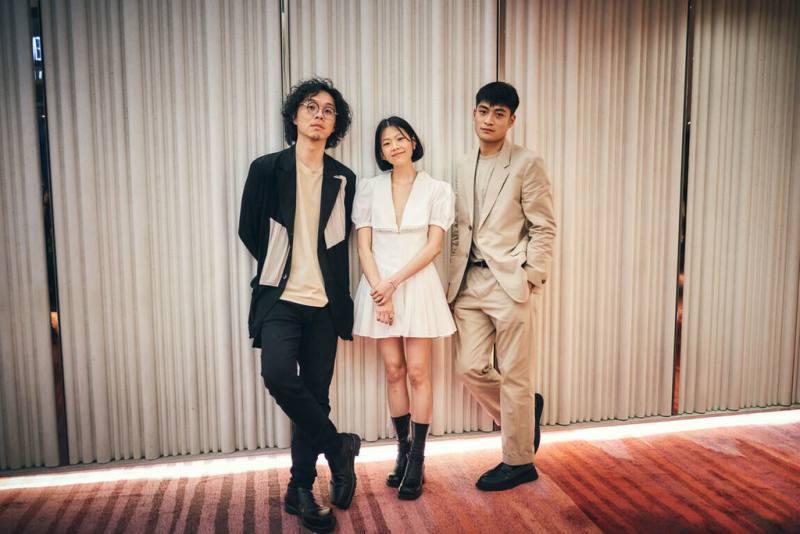 導演朱駿騰（左起）、柯泯薰、潘綱大帶著電影「河鰻」出席於香港的亞洲首映，朱駿騰表示，很期待能與香港影迷交流討論。（底噪影像提供）