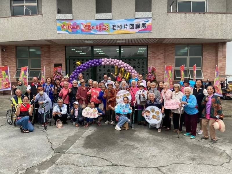 花蓮縣光復國小在「教育部校長領導知能專業發展諮詢計畫」協助下，於百年校慶辦理校友回娘家老照片回顧展，引起熱烈迴響。（教育部提供）