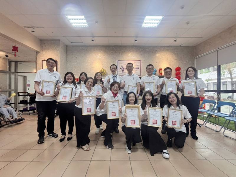 國立清華大學清華愛樂合唱團日前到台北榮總新竹分院附設護理之家公益演唱，透過歌聲傳遞關懷與祝福