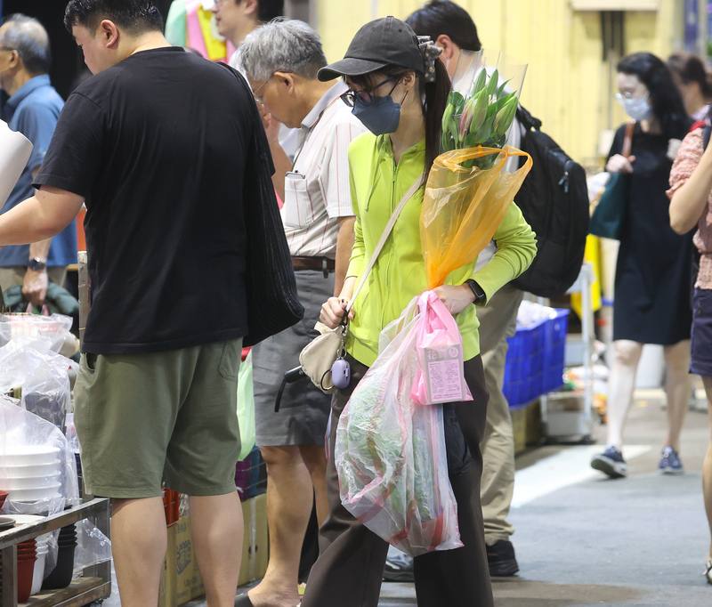 環境部表示，目前正與台北市政府討論合作，希望就特定市集，如建國花市、希望廣場等設計減塑措施，目前考慮朝改用生物可分解材質塑膠袋，或是設計加價買塑膠袋、自備購物袋提供優惠等方式以達成減塑。圖為民眾在建國花市內採買