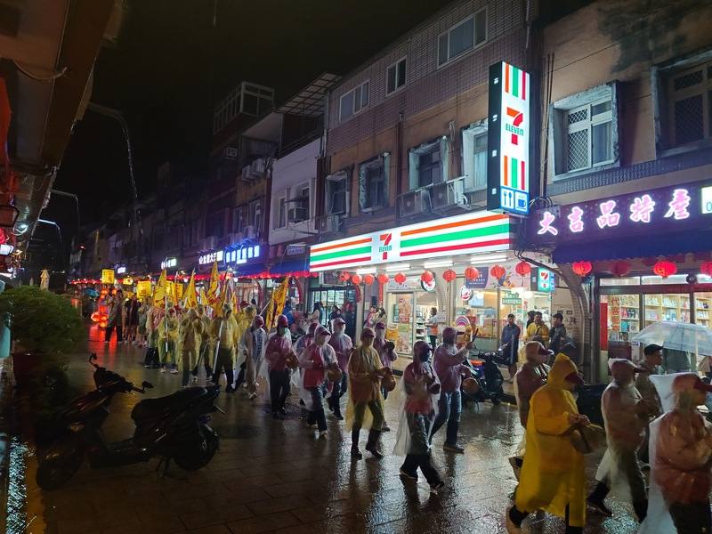 馬祖境天后宮媽祖誕辰慶祝活動19日晚間舉行重頭戲遶境祈安遊行，儘管天公不作美下起雨，信眾仍冒雨參加，祈求未來風調雨順、國泰民安