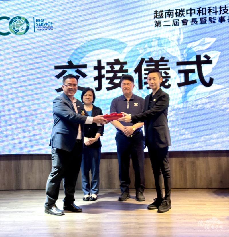 駐胡志明市辦事處處長韓國耀偕僑務組組長文君妃共同見證，由創會會長許智豪將印信交接予新任會長簡子沄