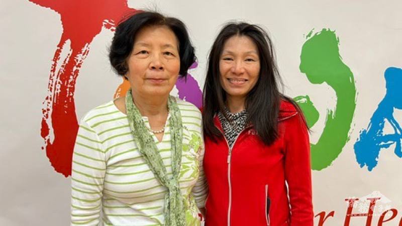 波士頓急難救助協會會長林麗珠(左)感謝前會長歐陽露持續支持