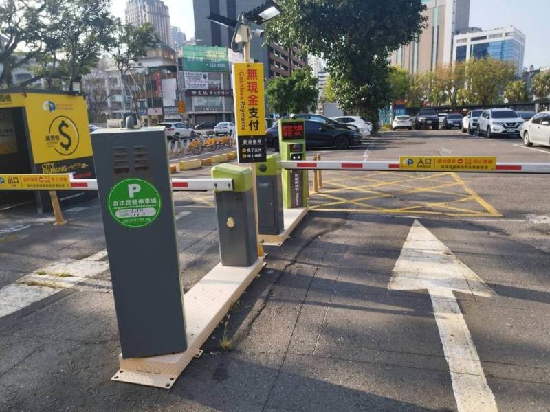 為加強停車場管理並保障市民權益，高雄市交通局針對高雄市合法登記在案的民營停車場，推動「合法停車場標章」制度。（高雄市交通局提供）