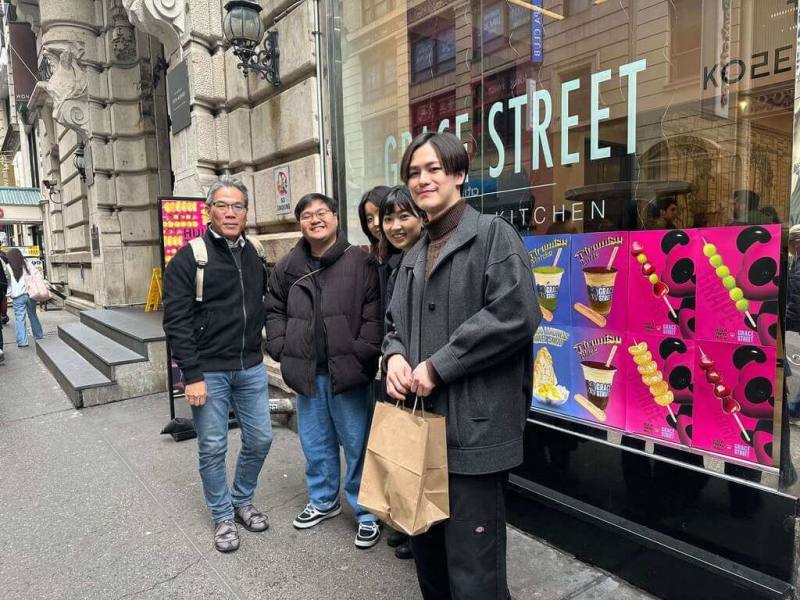 台灣科技大學設計系副教授李根在（左1）獲邀擔任美國The One Show獎設計類評審，他也前往美國紐約，與世界各地的評審們，共同選出最具水準的作品。（台科大提供）