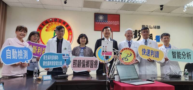 衛福部澎湖醫院新增「聽性腦幹誘發電位儀」21日正式啟用，由衛生福利部附屬醫療及社會福利機構管理會副執行長王裕煒（右4）代表主持儀式。