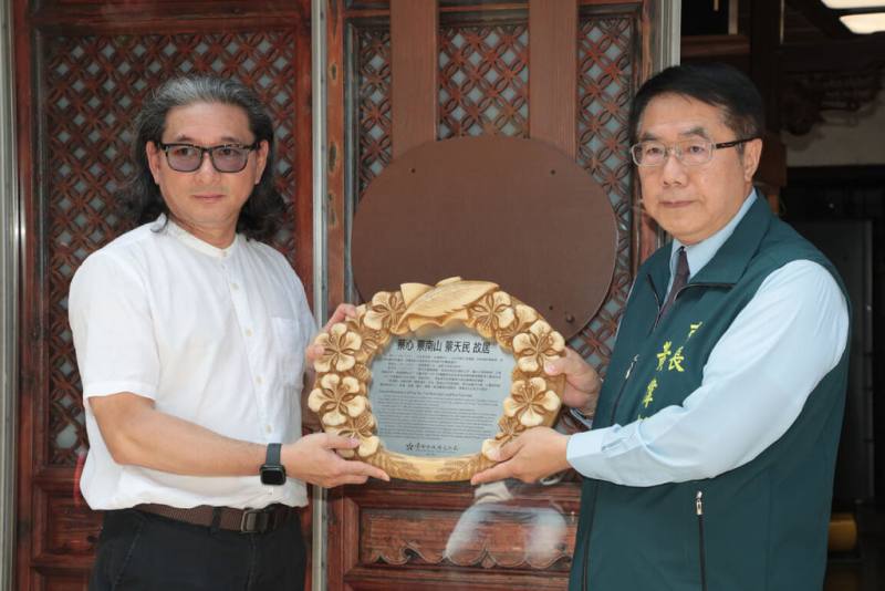 台南市文化局21日在中西區神農街的蔡心、蔡南山、蔡天民故居舉行名人故居掛牌儀式，台南市長黃偉哲（右與西佛國蔡家族人蔡友誠（左）出席。（台南市府提供）