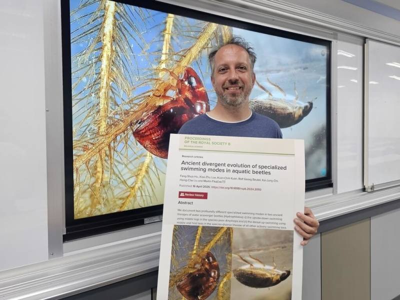 首頁 / 生活
中山大學研究溯源遠古牙蟲 提出游泳演化推論
2025/4/21 12:08（4/21 12:21 更新）
國立中山大學生物科學系助理教授費卡契（Martin Fikáček）（圖）與丹麥、德國等學術機構跨國合作，提出「遠古牙蟲游泳演化推論」，研究成果登上國際知名期刊。（國立中山大學提供）