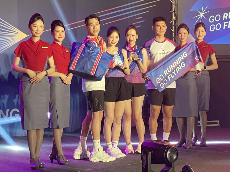 為了落實華航對永續運動的承諾，第二屆「華航馬拉松星光夜跑」包括獎牌、毛巾、賽服及旅行袋等賽事周邊紀念品及物資，都將使用環保材質。(吳琍君攝)