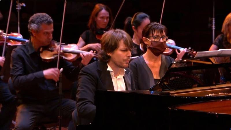 鋼琴家大衛．弗萊（David Fray）（前中）將帶來「巴赫鍵盤協奏曲計畫」，展現巴赫音樂裡的理性與感性。（新象提供）