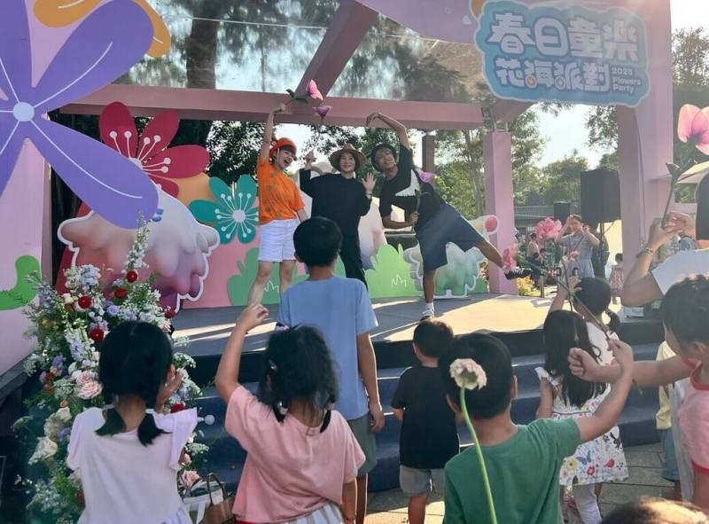 屏東縣政府文化處表示，勝利星村「舊好勝市集」四季打造不同主題活動，「春日童樂x花海派對」20日熱鬧登場，縣長周春米（後中）出席活動，與大小朋友共度歡樂春天派對。（屏東縣政府提供）