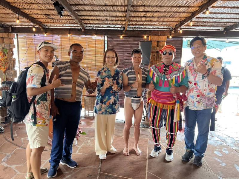 Alingano Maisu啟航典禮臺灣代表合影（左2為蘭嶼船團代表謝福生、左4為參與Alingano Maisu航行的臺灣代表張也海‧夏曼導演、右2為莿桐部落船團團長劉裕義、右1為臺東縣政府原住民族行政處鄭博陽副處長）