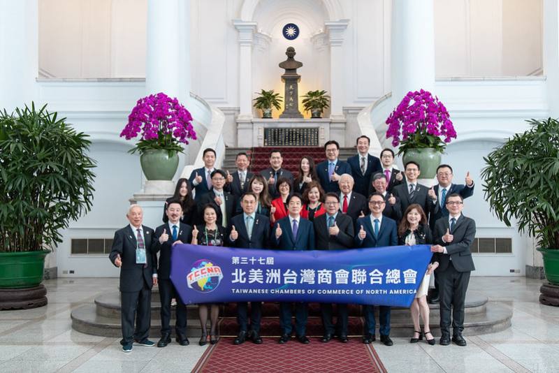 總統與訪賓一行合影