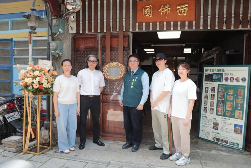 台南市文化局21日在中西區神農街的粧佛工藝名家「西佛國」蔡心、蔡南山、蔡天民故居舉行名人故居掛牌儀式，市長黃偉哲（右3）主持。（台南市府提供）