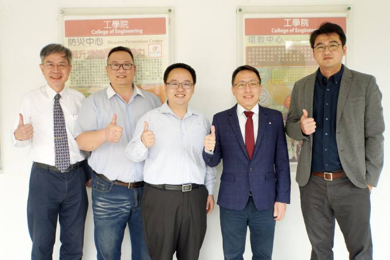 大葉大學與國家環境研究院合作，6月將開設「氣候變遷專業人員訓練班」，課程總時數48小時，完成可獲結訓證明。大葉大學環境與安全工程學系主任周中祺（中）表示，此訓練班是環境部淨零綠領人才培育聯盟計畫一環，盼集結高等教育能量，補足國內綠領人才缺口。（大葉大學提供）