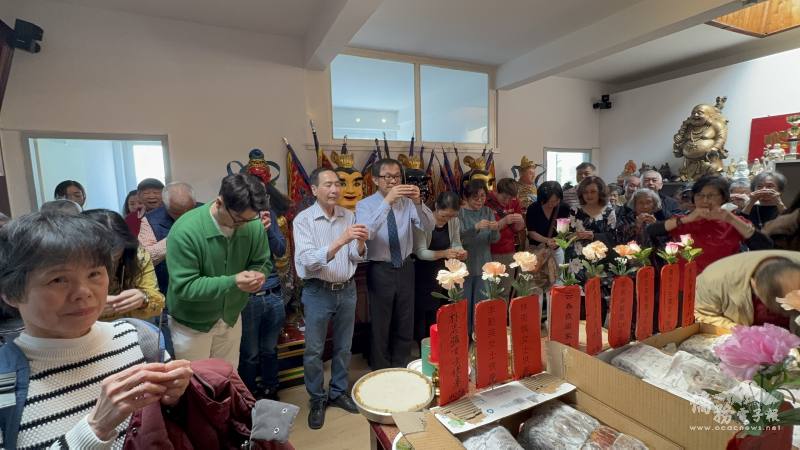 天后宮執委會副主席法蘭克福印支華裔聯誼會會長王錩文(左4)擔任主祭，與駐法蘭克福辦事處處長羅美舜(左5繫領帶者)一起帶領全體信眾向媽祖集體上香祭拜，齊同祈求風調雨順，國泰民安