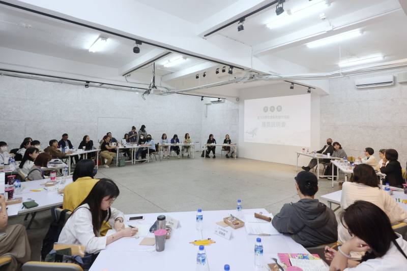 「繪本及圖文書獲獎勵說明會」20日以分組方式，舉行第一次小組共學交流，輔導獲獎勵者。