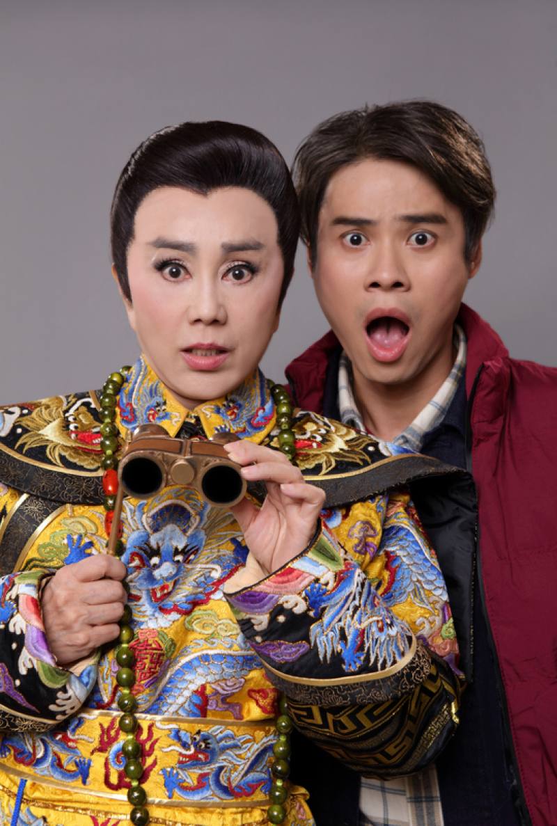 Taiwanese opera star Sun Tsui-feng (left) as Qing Dynasty's Emperor Jiaqing and actor Wu Ting-chien (right) pose together as the same character in different times. Photo courtesy of Ming Hwa Yuan Arts and Cultural Group
