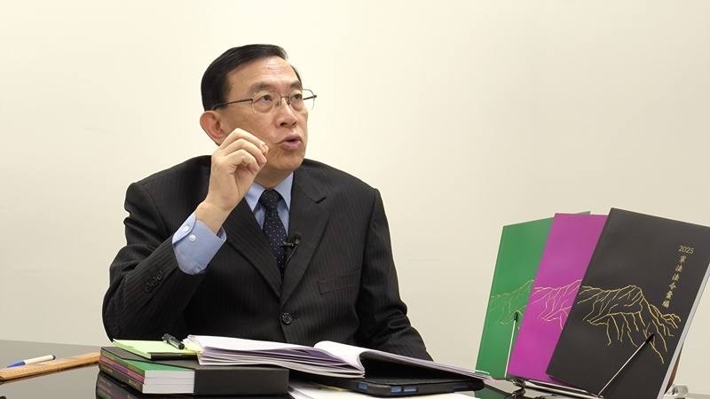 最高檢察署檢察總長邢泰釗（圖）接受中央社專訪表示，國安案件定罪率、平均量刑提升，反映出司法機關偵辦國安案件的專業能力，但相關法制仍有精進空間。