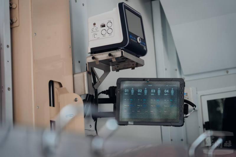 救護車配置四組重傷患監測模組，提升醫療處置效率。（軍聞社記者吳東昇攝）