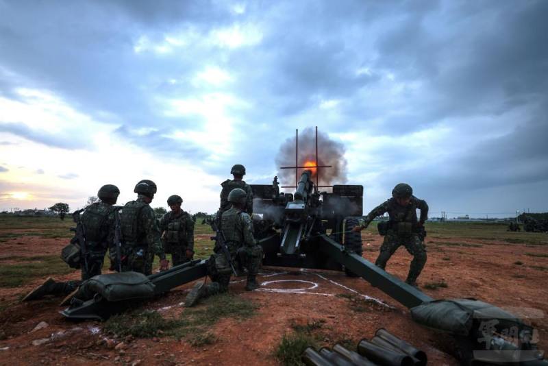 東指部混砲營昨日實施105榴砲夜間實彈射擊。（青年日報記者王子昌攝）