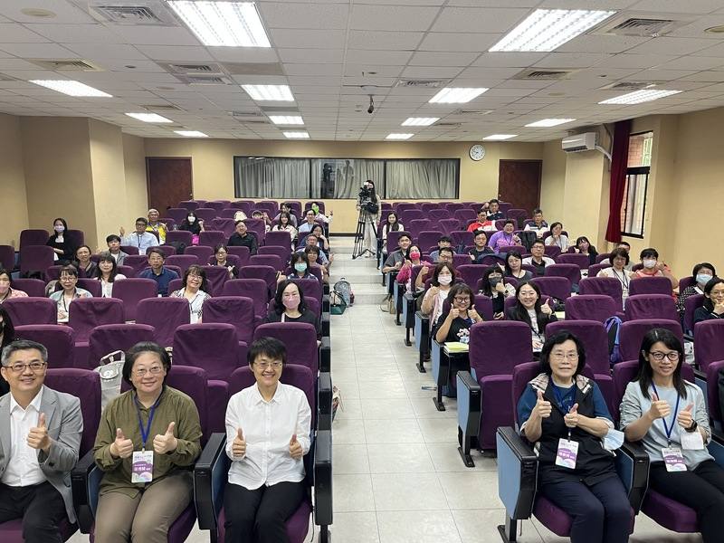 客委會主委古秀妃（左3）21日分享，每年都帶獲表揚績優的教師到海外取經如何復振客語，並要持續努力讓客家人更深入領會自己的文化，以激發「語言意識」說客語。