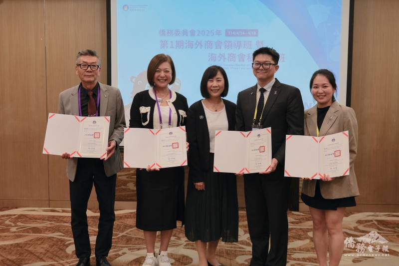 主任秘書榮幼娥頒發結業證書