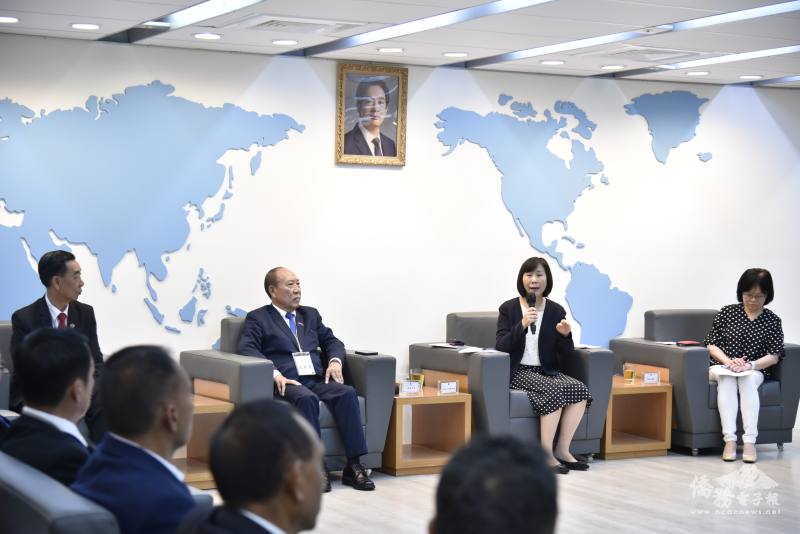 榮幼娥與團員交流