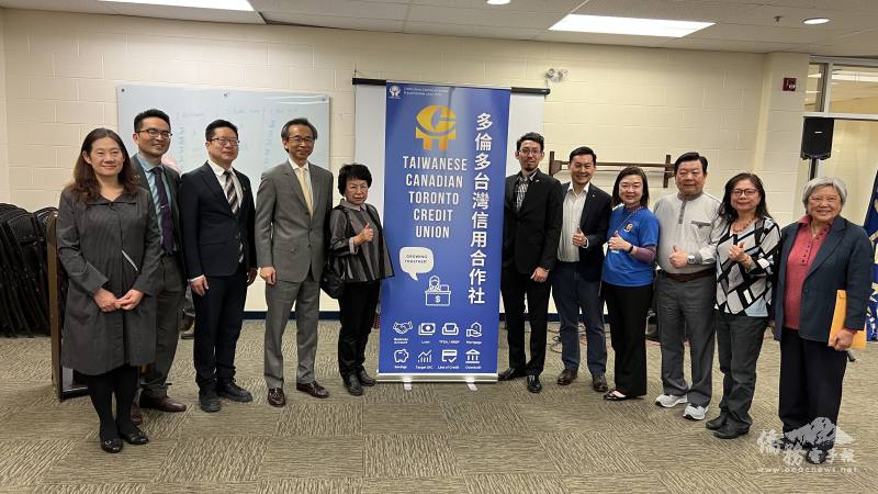 梁毅鵬(左4)、藍柏青(左3)與行政院政務顧問洪秋月（左5）、多倫多臺灣信用合作社董事長黃柏翔（右6）、總經理盧莉馨（右4）、僑務諮詢委員林金益（右3）、僑務顧問林麗娟（右2）等僑領合影