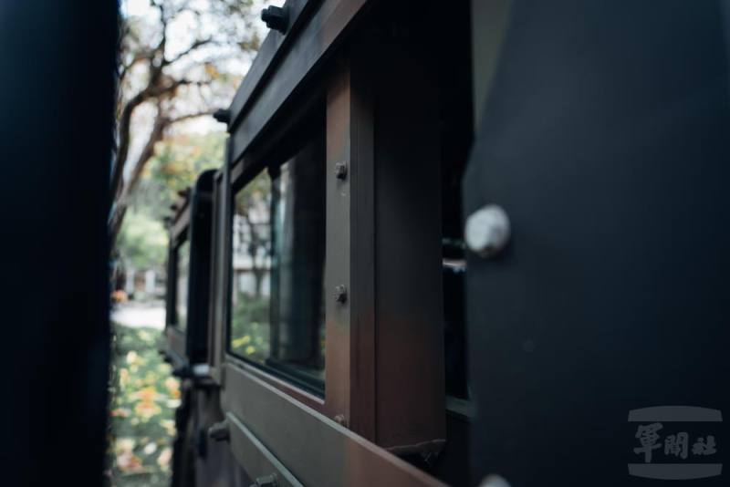 車窗採用外掛式防彈鋼板與防彈玻璃設計。（軍聞社記者吳東昇攝）