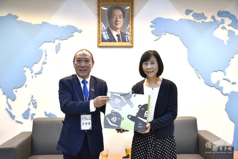 榮幼娥(右)致贈紀念品，由團長王世璽(左)代表受贈