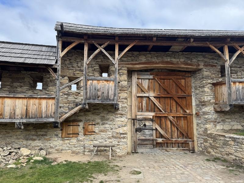 位於捷克中部的馬萊紹夫城堡擁有超過700年歷史，過去屬於貴族家族所有，在歷經多次所有權更替後曾一度荒廢，現經過翻修成為觀光景點。