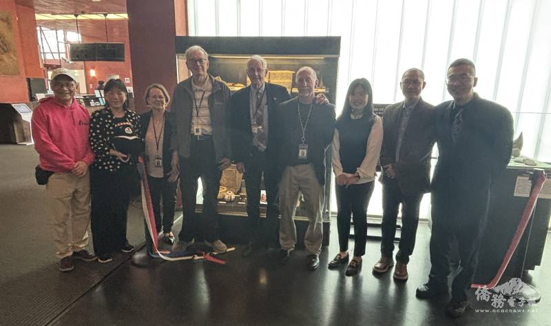 考古學家尹因印博士(右五)、策展人卡麥隆·伍德(右四)，與密西根僑學界人士於蘭嶼文物展櫃前合影