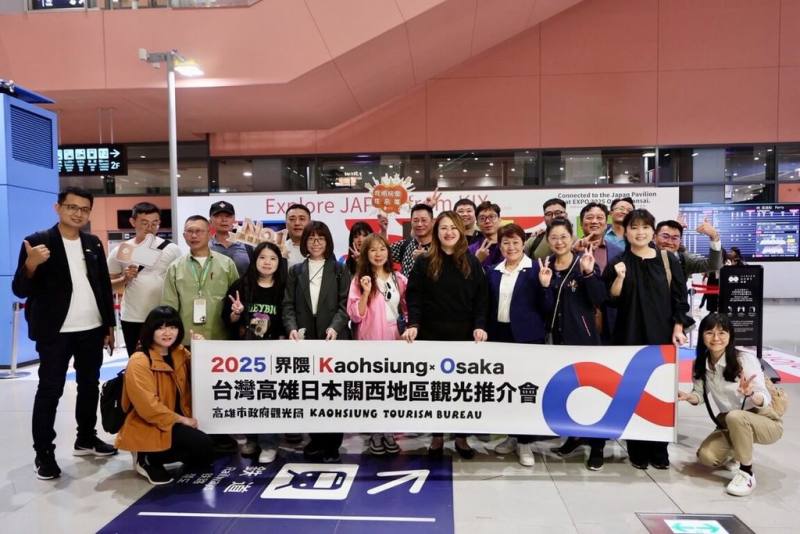 高雄市觀光局近日率領約60名觀光、旅宿等業者組成國際觀光隊，前往日本大阪等地拜訪，並舉辦觀光推介會，盼吸引更多日本旅客到訪高雄。前右5為高雄市觀光局長高閔琳。（高雄市觀光局提供）