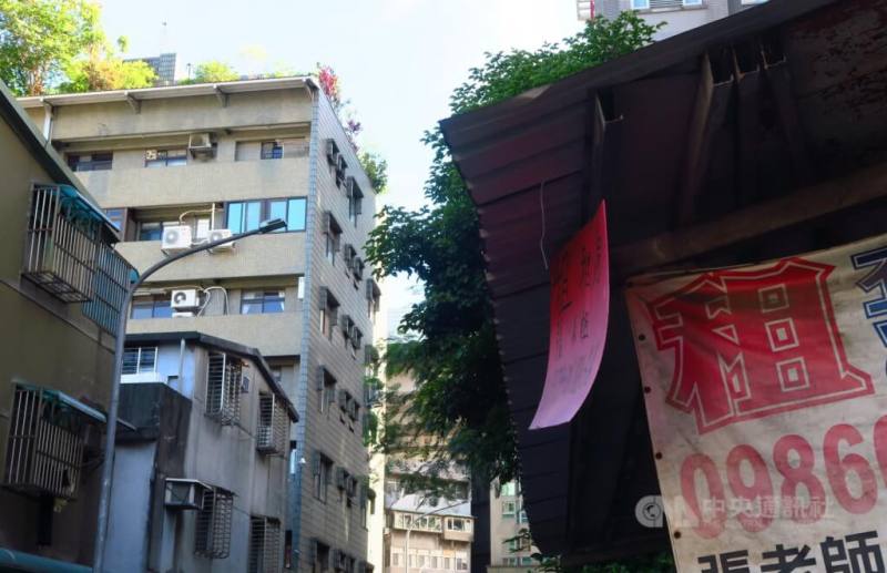 圖為台北市市民大道巷內出租布條。（中央社檔案照片）