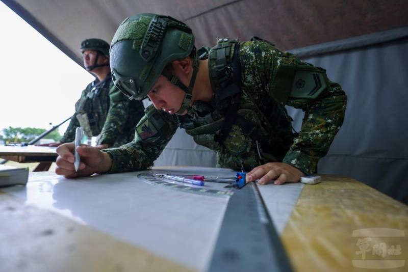 射指所內水平計算手迅速求得平均彈著點等射擊諸元。（青年日報記者王子昌攝）