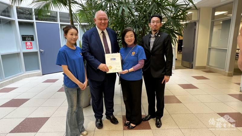萬錦市長Frank Scarpitti（左2）親臨致意並頒贈賀函予黃柏翔（右1）與盧莉馨（右2），對多倫多臺灣信用合作社長年深耕社區表達高度肯定