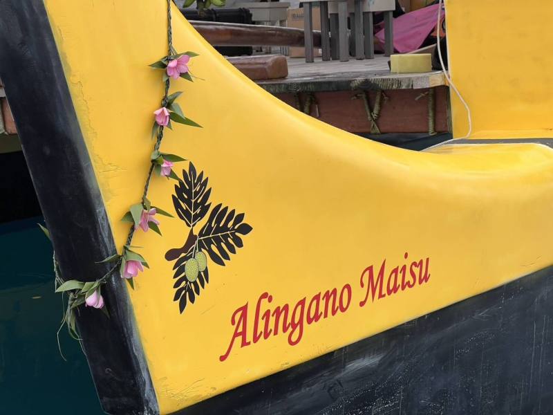 Alingano Maisu，由已故航海大師Mau Piailug命名，寓意「航海知識的分享，要像掉落在地上的麵包果，大家都可以取食」