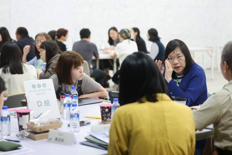文化部「繪本及圖文書獲獎勵」規劃6位培力導師，每位輔導5名獲獎勵者，透過個別指導、小組共學等方式提供創作協助，圖為培力導師—兒童文學工作者莊世瑩與獲獎勵者進行第一次小組共學。