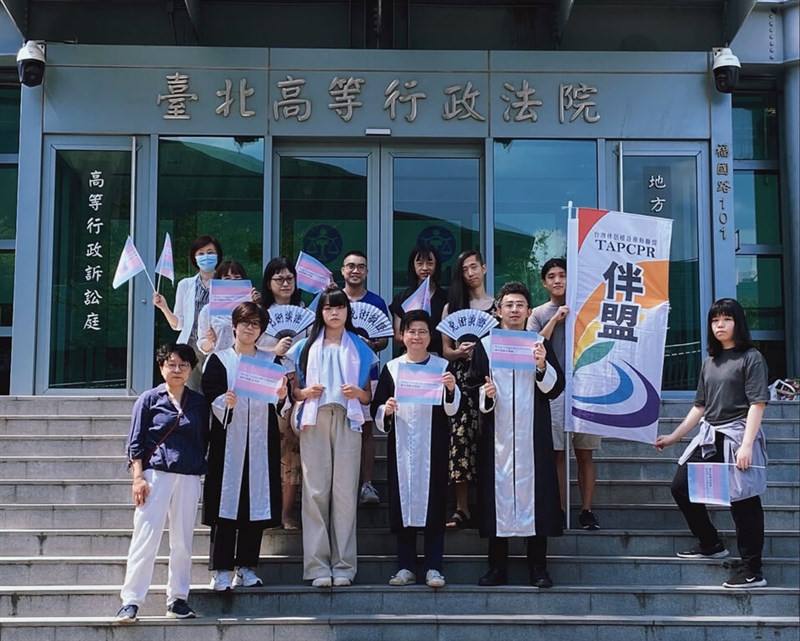 The Taiwan Alliance to Promote Civil Partnership Rights and transgender woman Vivi (front row, third left) pose together in front of the Taipei High Administrative Court. File photo courtesy of the Taiwan Alliance to Promote Civil Partnership Rights
