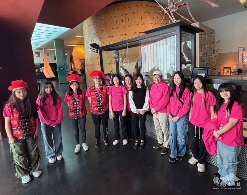 FASCA密西根分會學員、指導老師李俊輝(右四)與奧克蘭大學副教授蘇巧寧(右五)合影