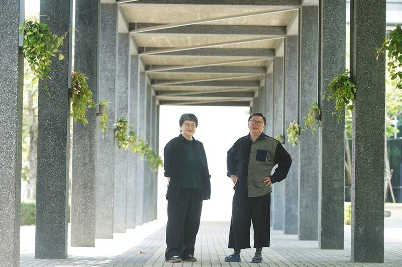 The director of "Clan of Crooks!? Reincarnation into Another World" Sung Hou-kuan (right) and the show's playwright Tsai Yi-hsuan (left). CNA photo April 20, 2025