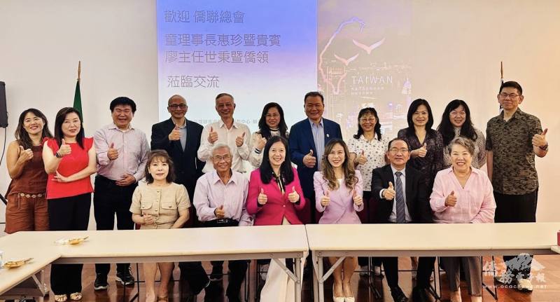 貴賓、僑領和僑聯總會參訪團成員一起合照